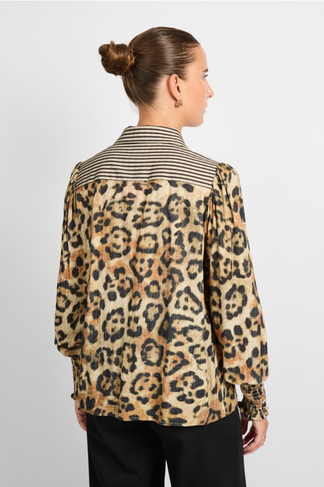 C&S The Label bruine dames blouse | Model achteraanzicht