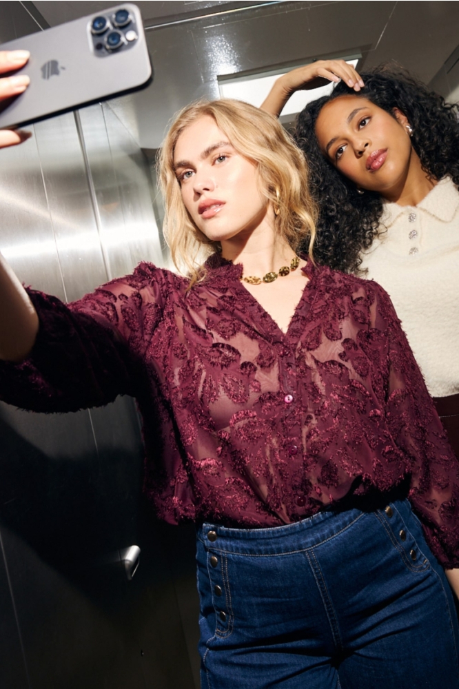 LolaLiza bordeaux dames blouse | Sfeerbeeld, In situatie