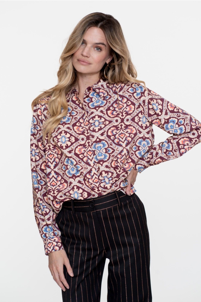 Geisha blauwe dames blouse | Model vooraanzicht