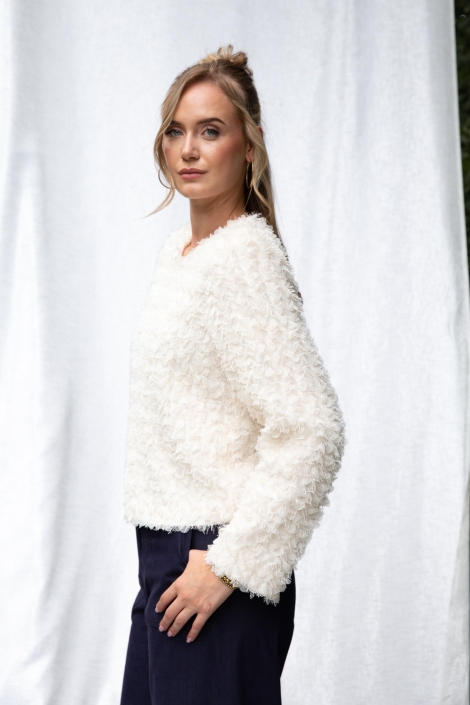 I-coni-K ecru dames blouse | Model zijaanzicht