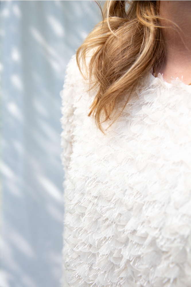 I-coni-K ecru dames blouse | Close up