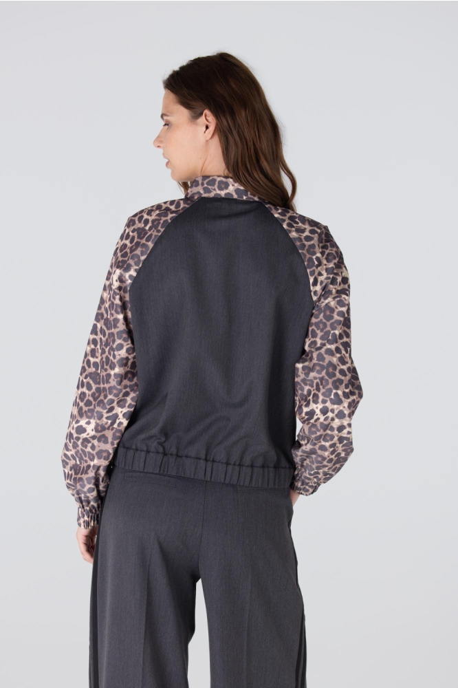 Juffrouw Jansen multi color dames jas | Model achteraanzicht