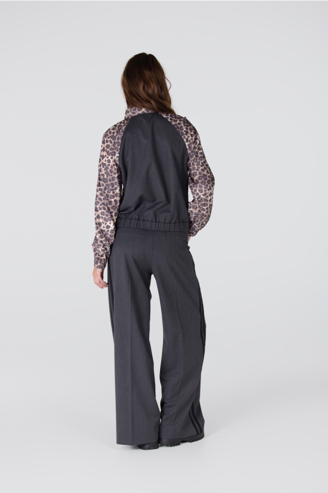 Juffrouw Jansen multi color dames jas | Model achteraanzicht