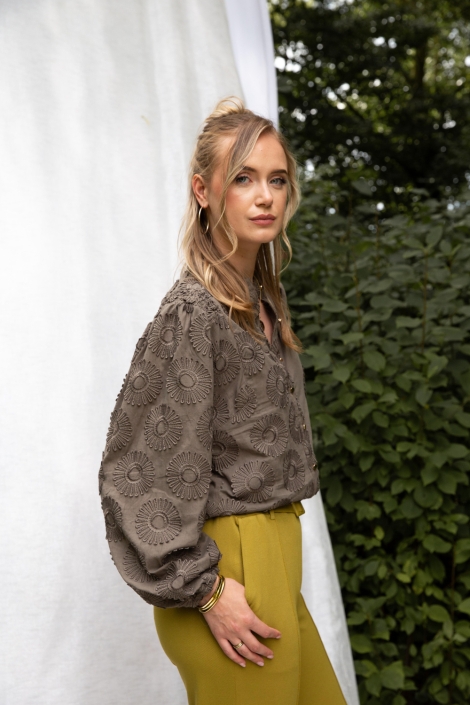 I-coni-K groene dames blouse | Model zijaanzicht