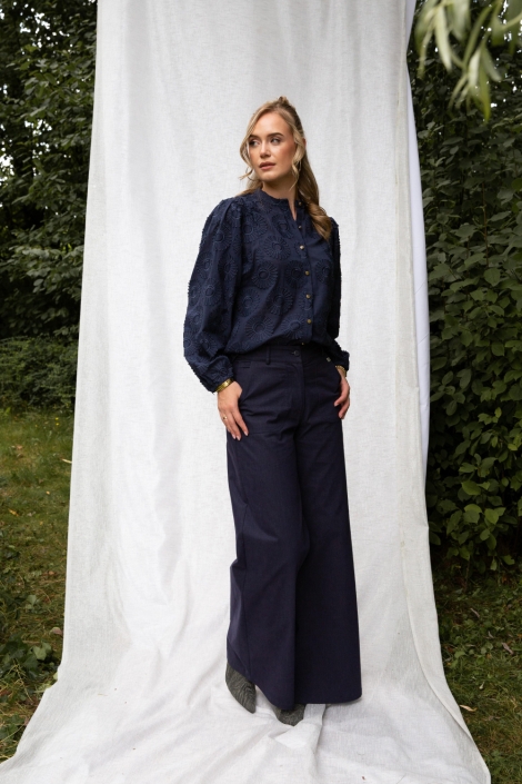 I-coni-K blauwe dames blouse | Model vooraanzicht