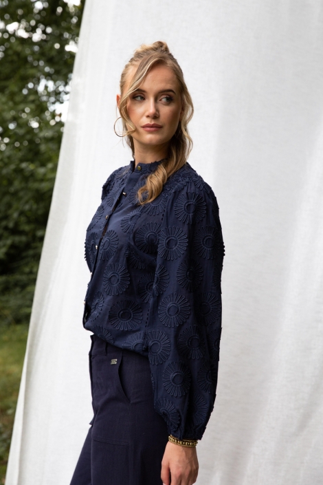 I-coni-K blauwe dames blouse | Model zijaanzicht