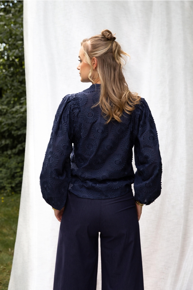 I-coni-K blauwe dames blouse | Model achteraanzicht
