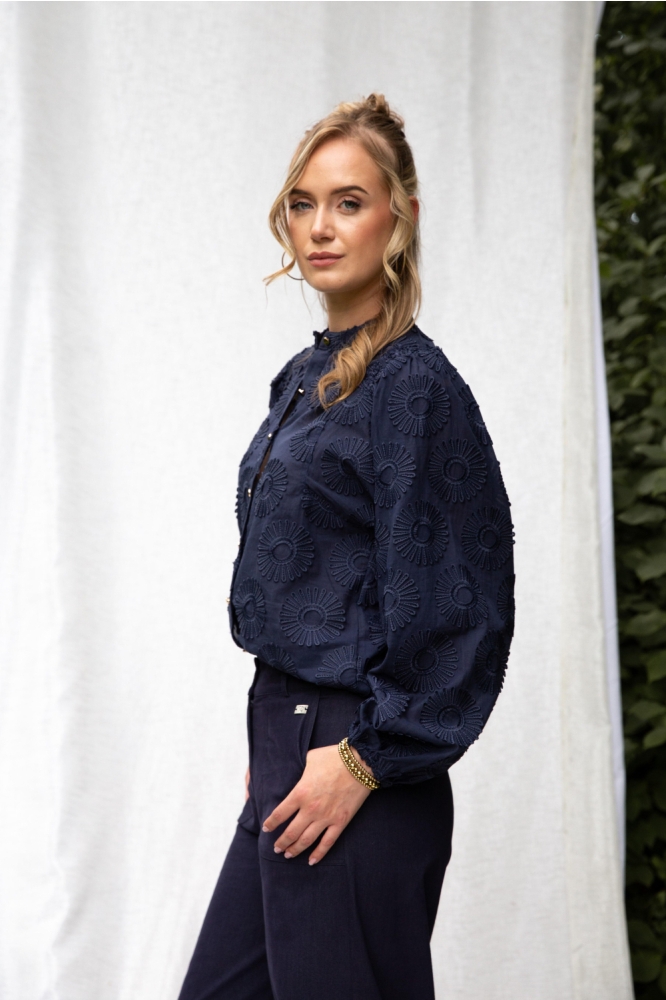 I-coni-K blauwe dames blouse | Model zijaanzicht