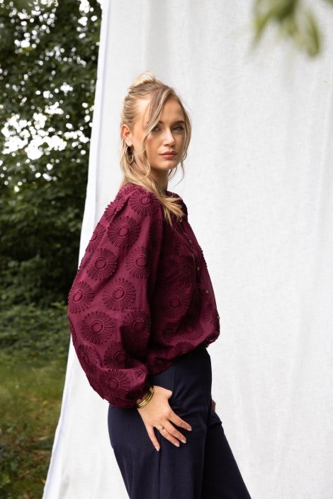 I-coni-K bordeaux dames blouse | Model zijaanzicht