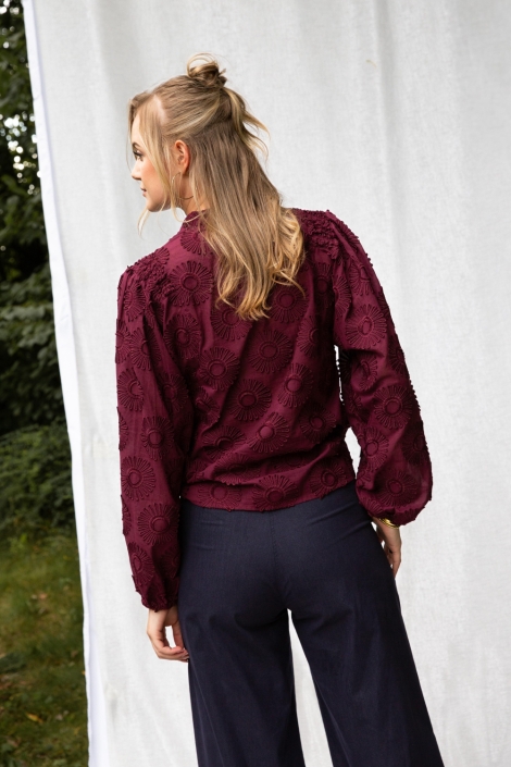 I-coni-K bordeaux dames blouse | Model achteraanzicht