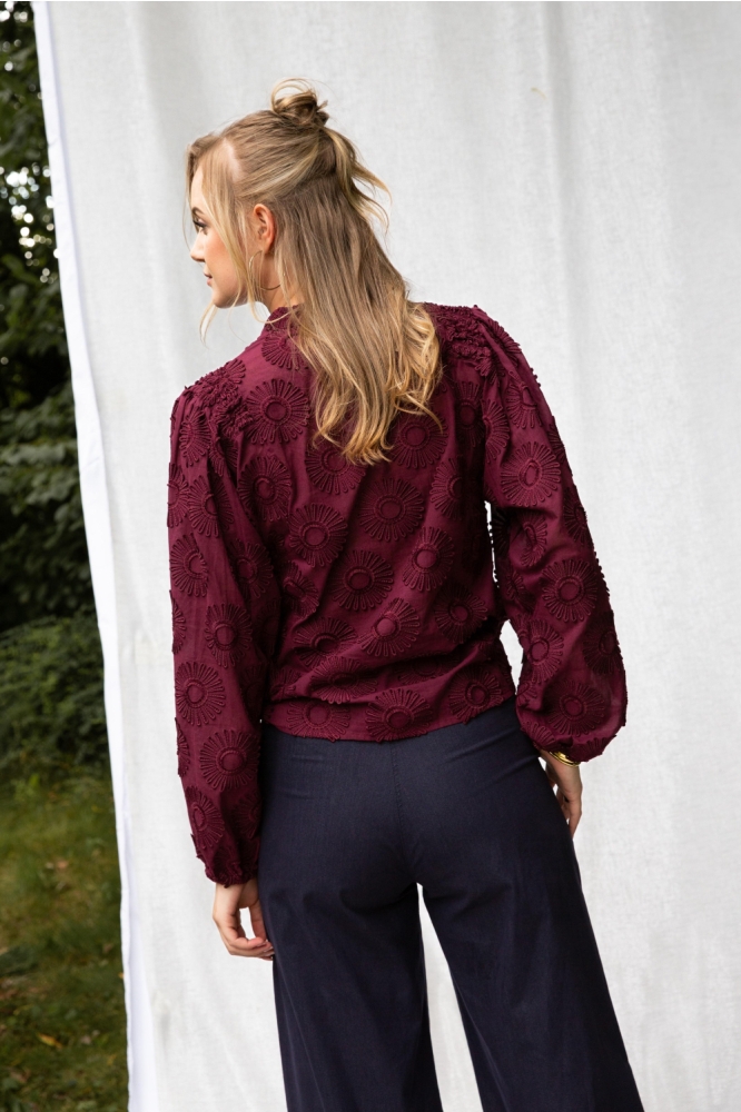 I-coni-K bordeaux dames blouse | Model achteraanzicht