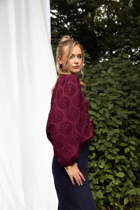 I-coni-K bordeaux dames blouse | Model zijaanzicht