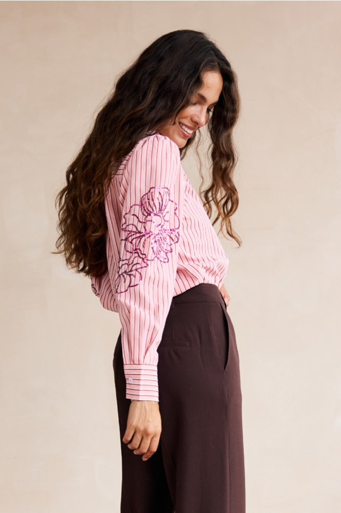 LolaLiza roze dames blouse | Model zijaanzicht