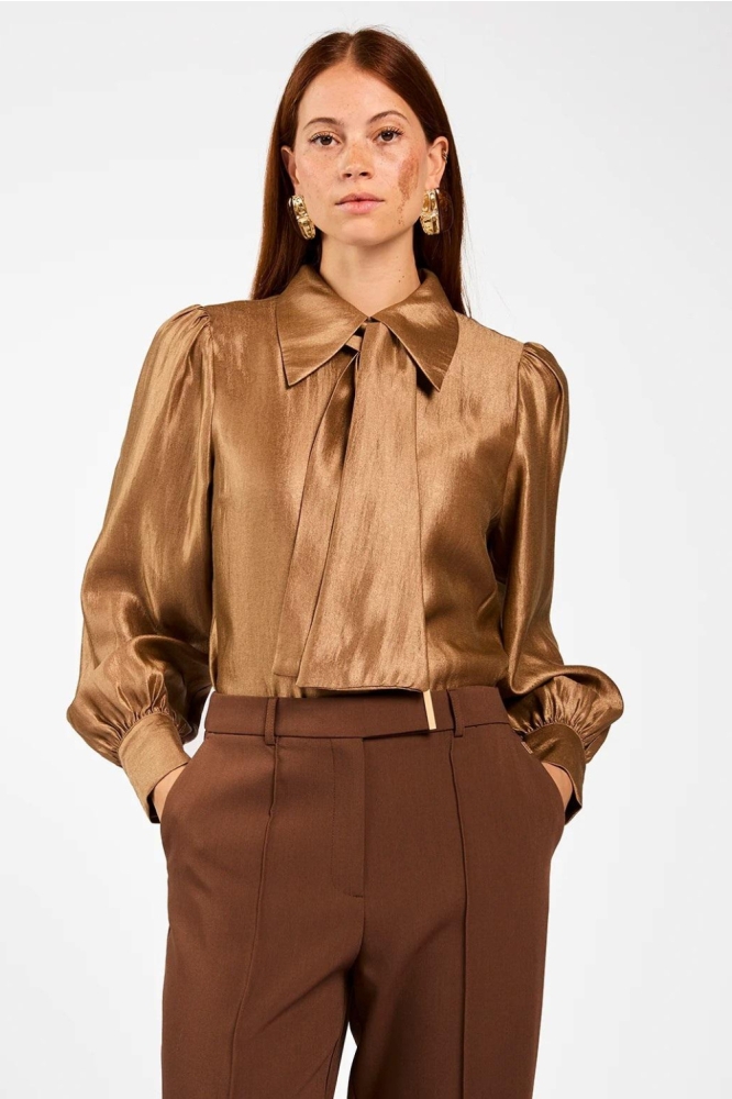 Aaiko camel dames blouse | Model vooraanzicht