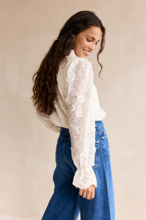 LolaLiza beige dames blouse | Model achteraanzicht