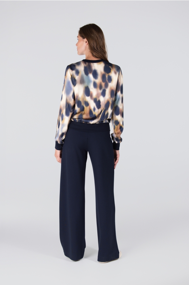 Juffrouw Jansen multi color dames blouse | Model achteraanzicht