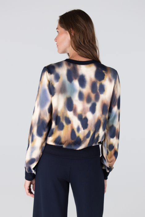 Juffrouw Jansen multi color dames blouse | Model achteraanzicht