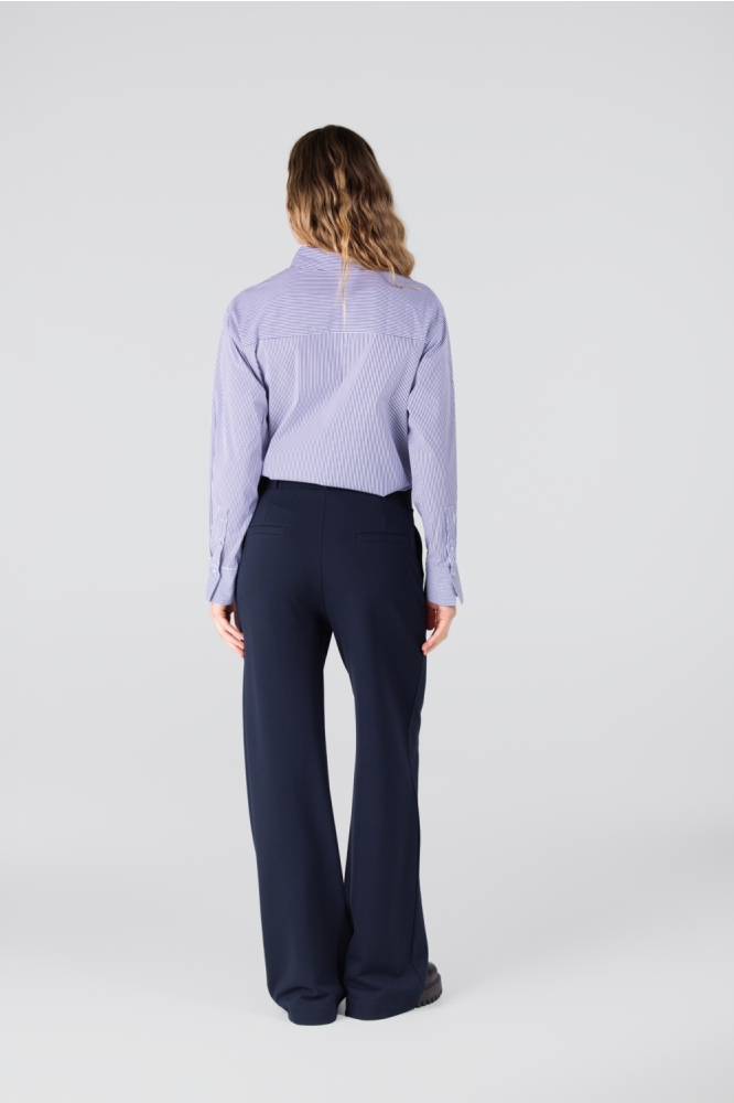 Juffrouw Jansen blauwe dames blouse | Model achteraanzicht