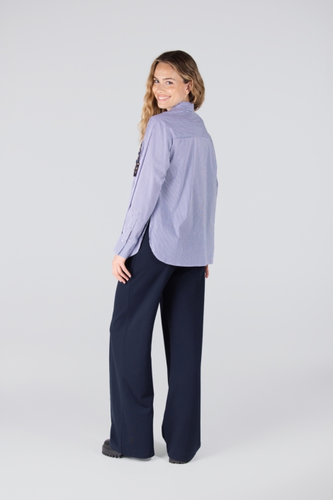 Juffrouw Jansen blauwe dames blouse | Model achteraanzicht