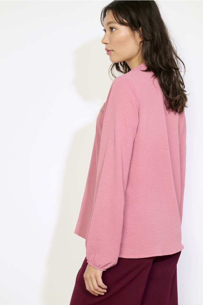 LolaLiza roze dames blouse | Model zijaanzicht