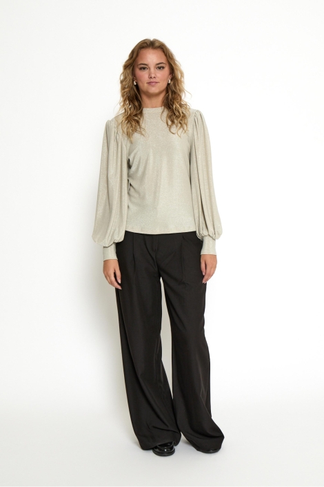 Peppercorn ecru dames blouse | Model