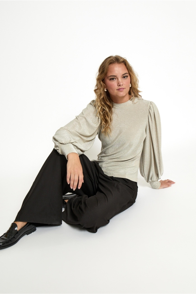 Peppercorn ecru dames blouse | Model