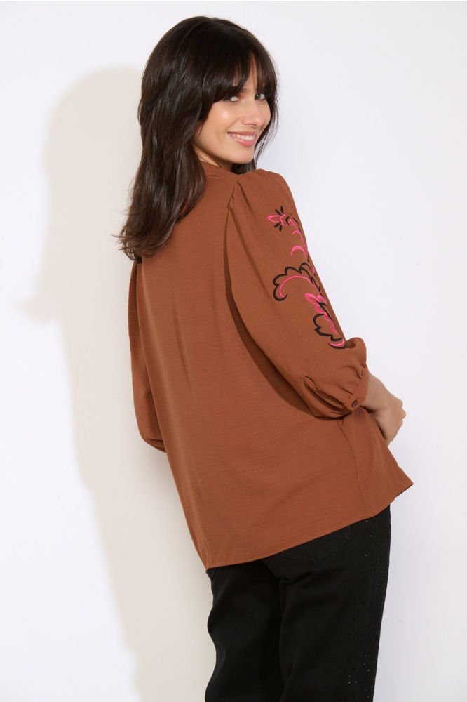 LolaLiza bruine dames blouse | Model achteraanzicht