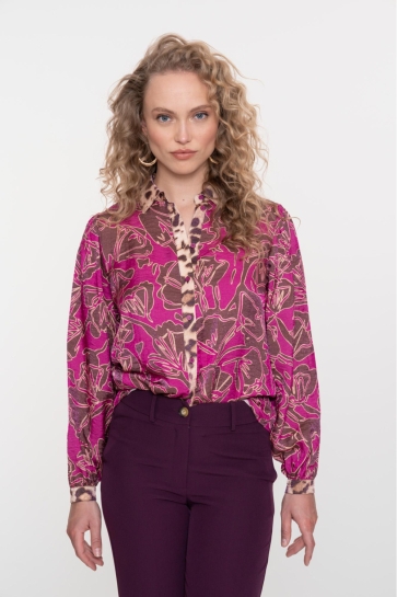 Geisha Blouse BLOUSE MET STATEMENT PRINT EN LUIPAARDDETAILS 53937 20 MOCCA/FUCHSIA