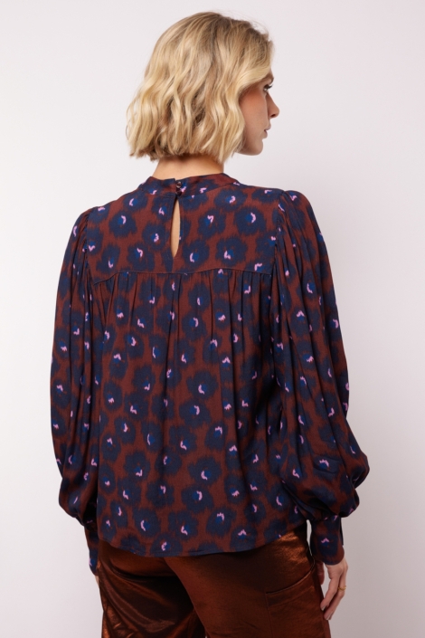 Fluresk blauwe dames blouse | Model achteraanzicht