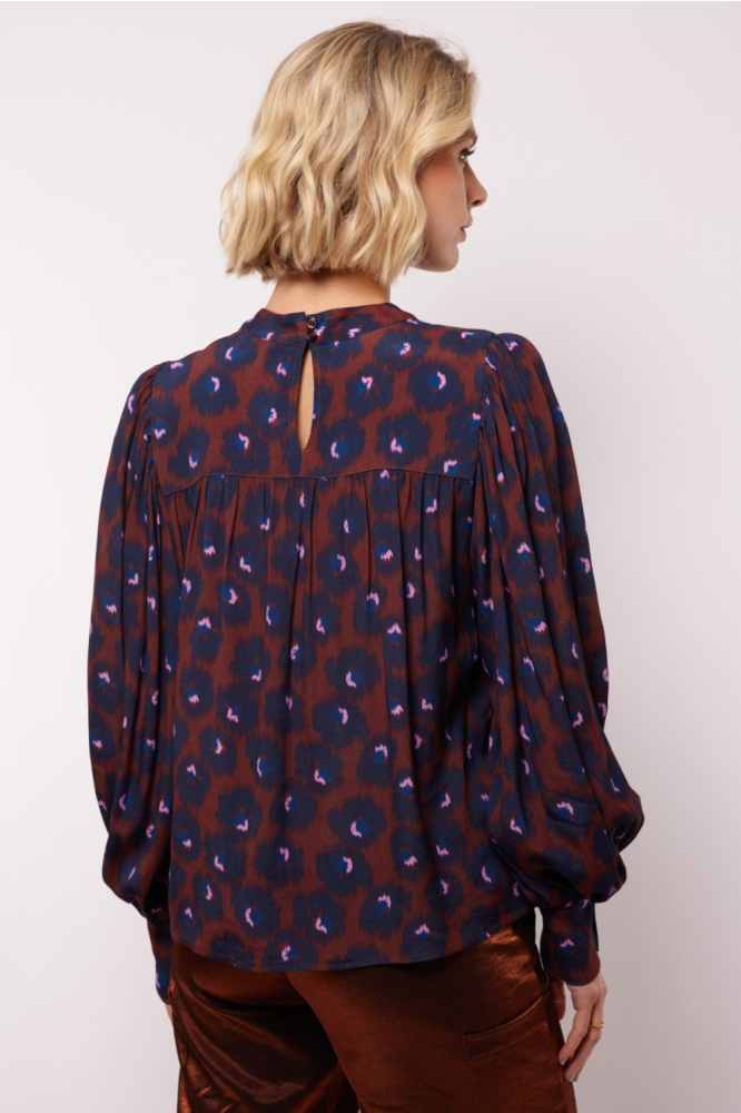 Fluresk blauwe dames blouse | Model achteraanzicht