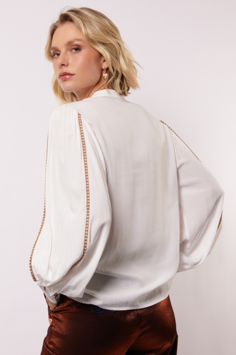 Fluresk witte dames blouse | Model achteraanzicht