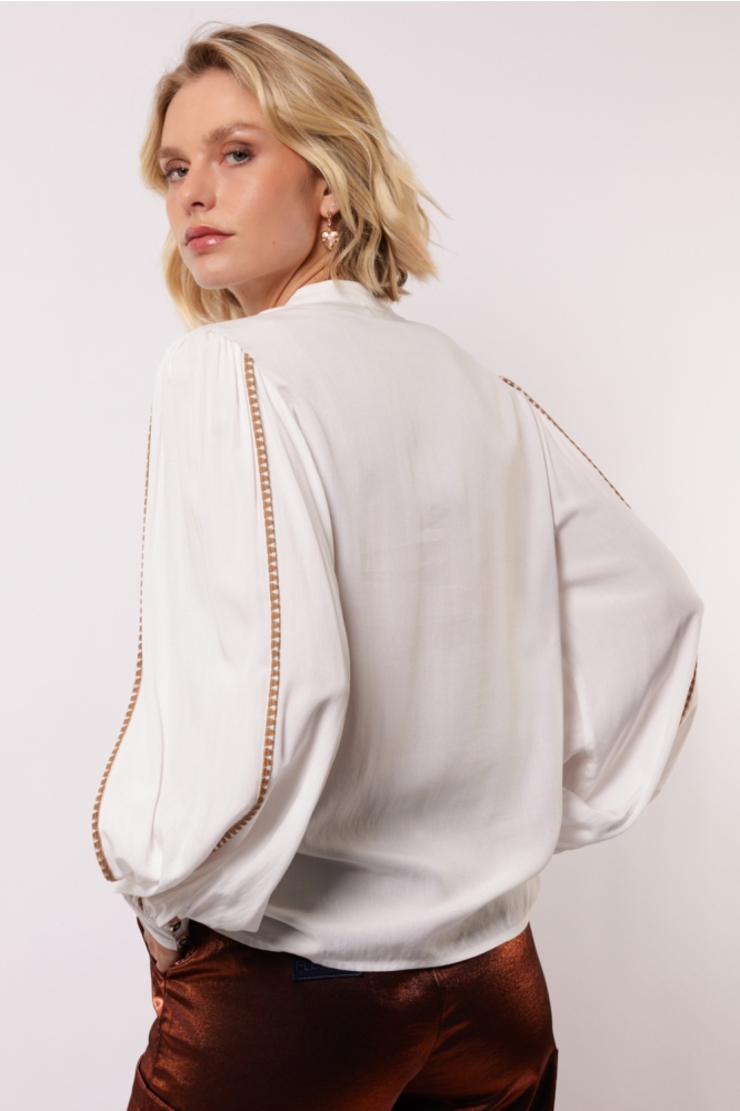 Fluresk witte dames blouse | Model achteraanzicht