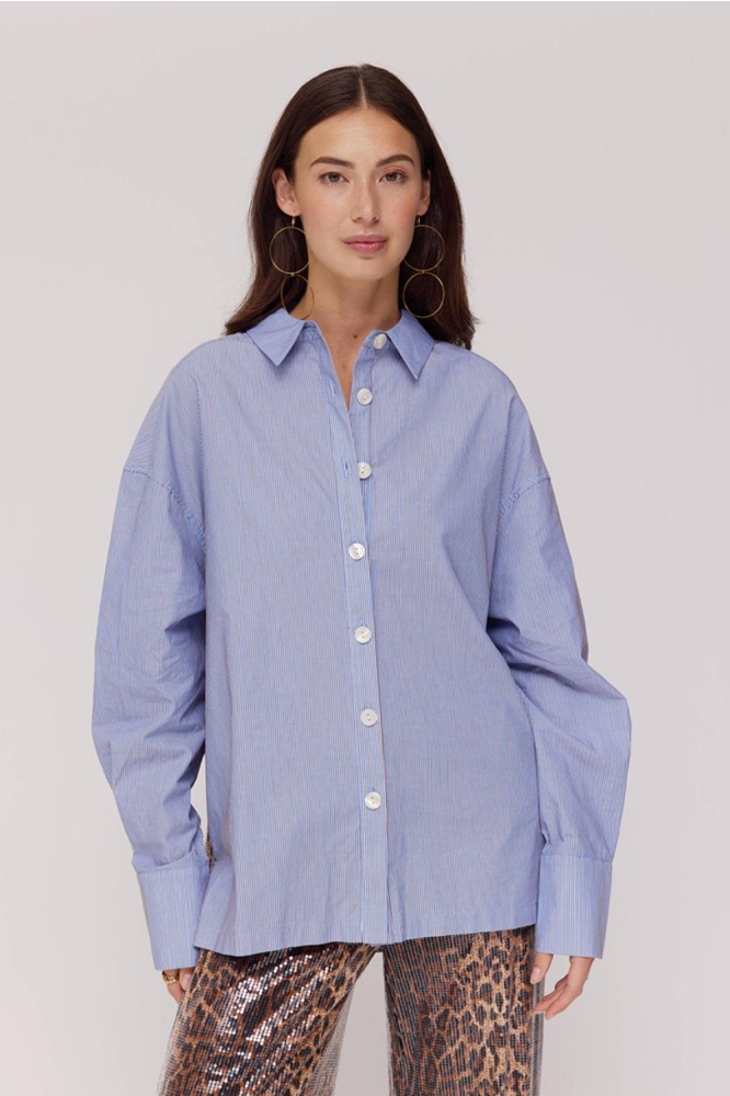 Harper & Yve blauwe dames blouse | Model vooraanzicht