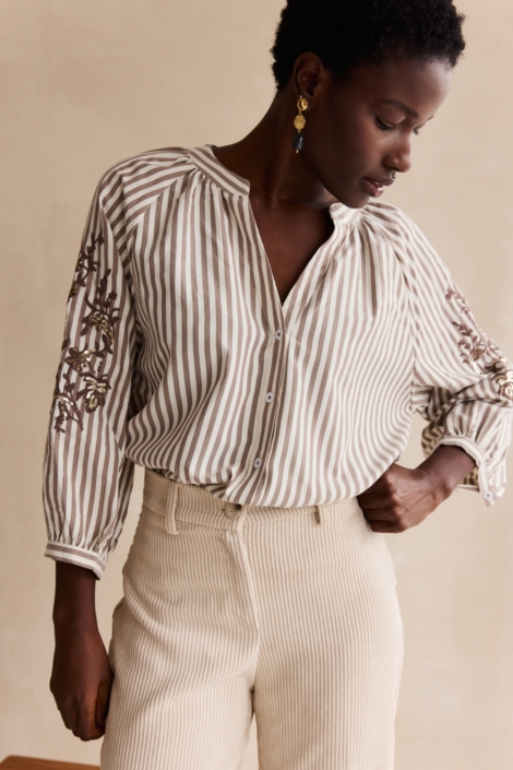 LolaLiza witte dames blouse | Model vooraanzicht