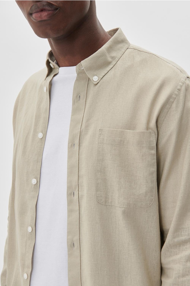 Matinique taupe heren overhemd | Model zijaanzicht