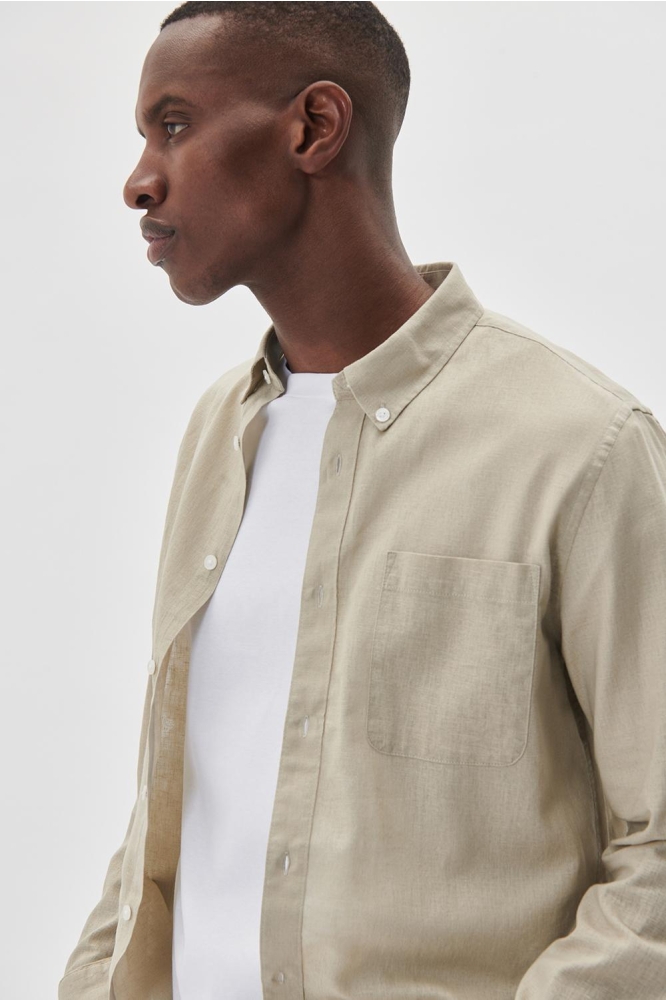 Matinique taupe heren overhemd | Model zijaanzicht