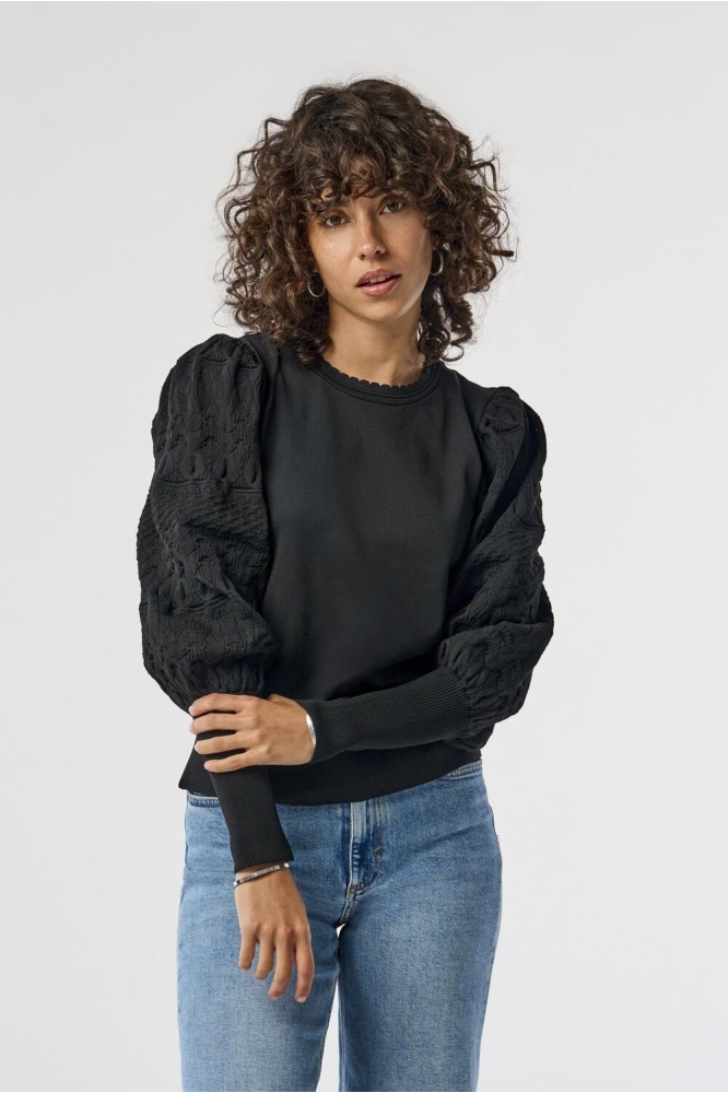 Only zwarte dames trui | Model vooraanzicht