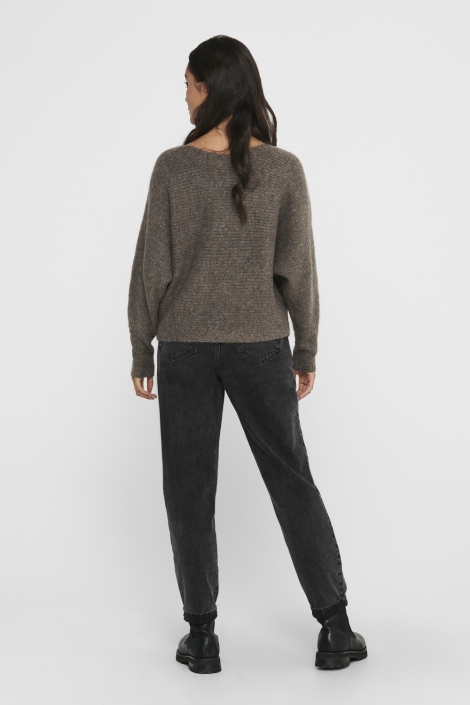 Only bruine dames trui | Model achteraanzicht