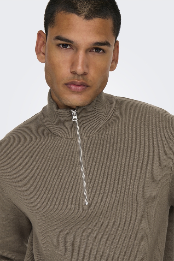 Only & Sons taupe heren trui | Close up