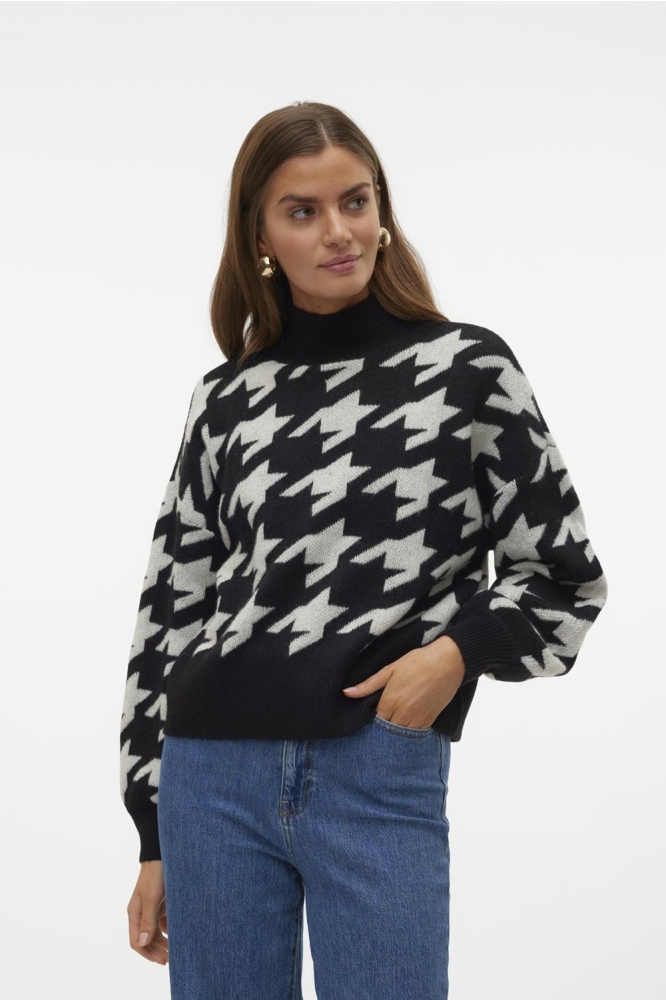 Vero Moda zwarte dames trui | Model vooraanzicht