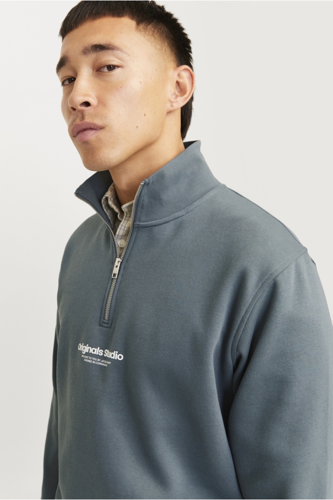 Jack & Jones blauwe heren sweater | Model zijaanzicht
