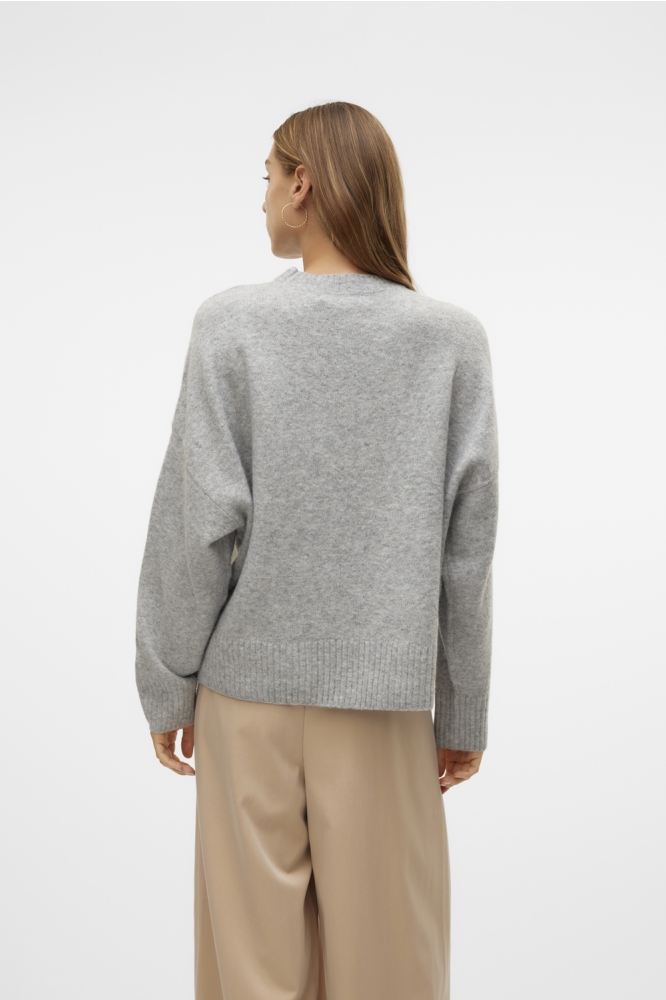 Vero Moda grijze dames trui | Model achteraanzicht