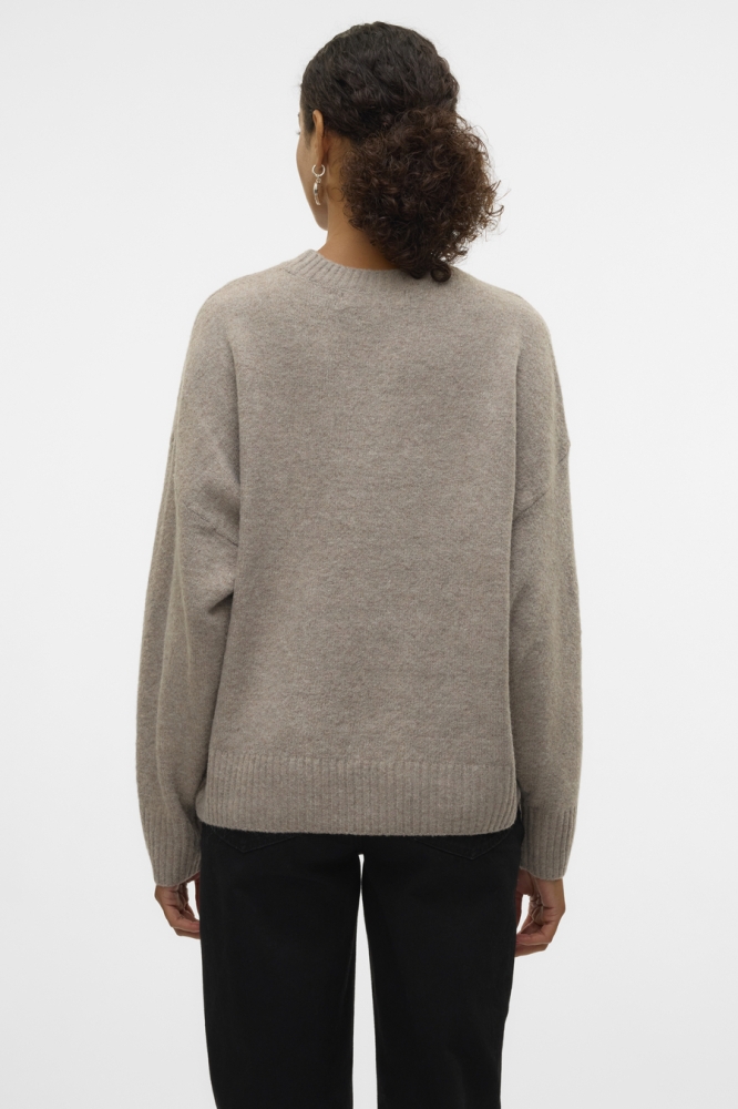 Vero Moda camel dames trui | Model achteraanzicht