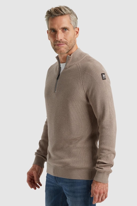 Vanguard beige heren trui | Model zijaanzicht
