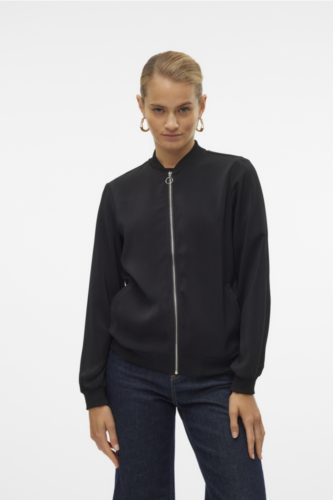 Vero Moda zwarte dames vest | Model vooraanzicht