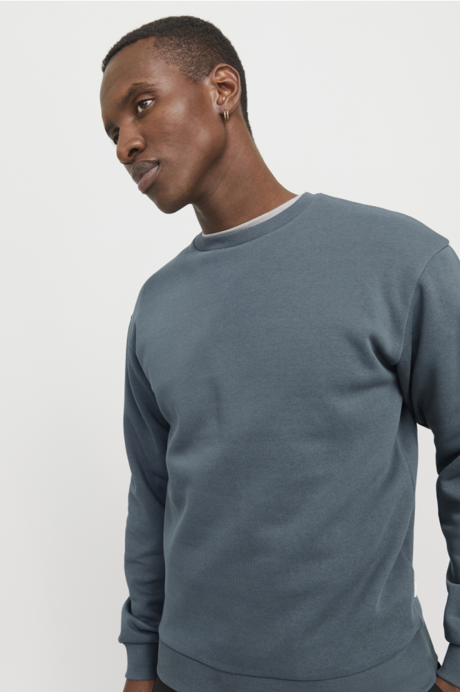 Jack & Jones blauwe heren sweater | Model zijaanzicht