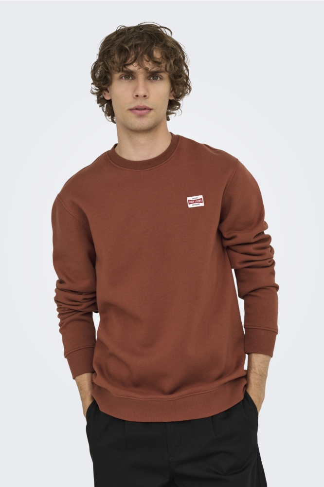 Only & Sons cognac heren sweater | Model vooraanzicht