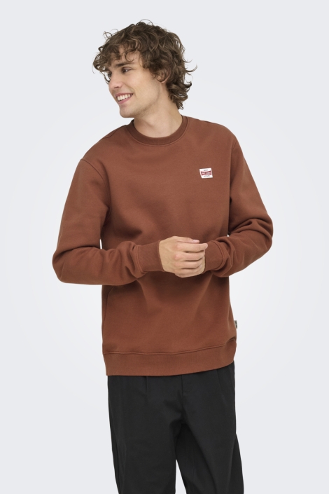 Only & Sons cognac heren sweater | Model vooraanzicht