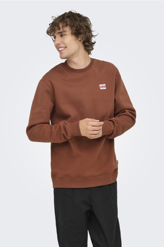 Only & Sons cognac heren sweater | Model vooraanzicht