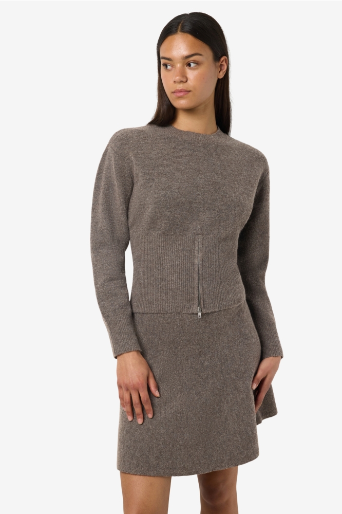 Noisy may bruine dames trui | Model vooraanzicht